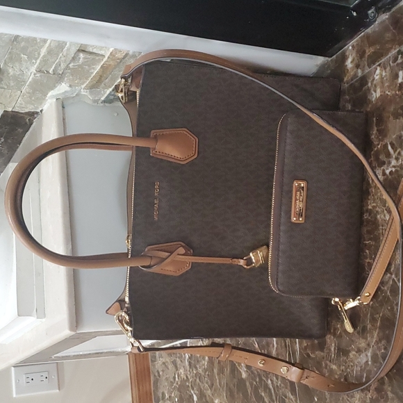 Michael Kors Mercer crossbody purse and wallet